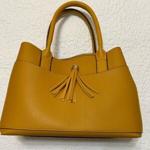 Lovely mustard colored tote perfect for fall but comes with shoulder strap